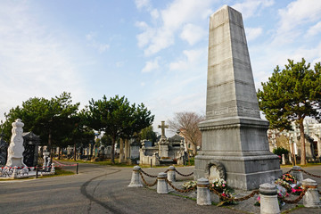 Fototapeta na wymiar Obelisco en el Cementerio de la Guillotière, Lyon