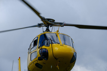 Elicottero dell'elisoccorso usato per interventi in alta montagna. primo piano con sfondo blu e spazio copy