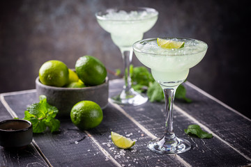 margarita cocktail with lime in a glass on dark background - obrazy, fototapety, plakaty
