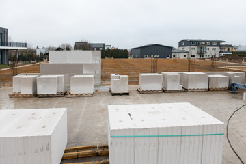 Maurersteine auf einer Baustelle