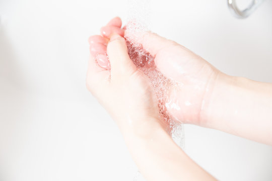 感染の予防対策のため、水と石鹸で手を洗う。洗面所で手を洗う。COVID-19や風邪、ウイルス対策。