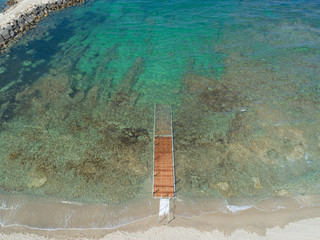 Pontile in mezzo al mare - ripresa aerea