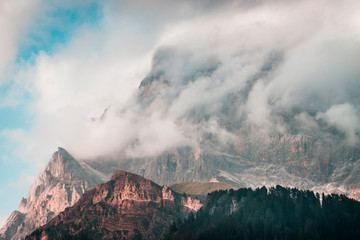 Dolomiten in Wolken