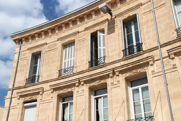 Fototapeta na wymiar flat building in bordeaux (france) 