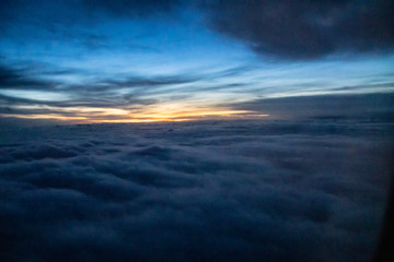 Fototapeta na wymiar amanecer desde el avión
