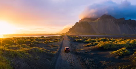 Deurstickers Atlantische weg Onverharde weg bij zonsondergang met Vestrahorn-berg en autorijden, IJsland