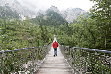 Naklejka premium Mann überquert Hängebrücke, Nähe Hintersee, Bayern