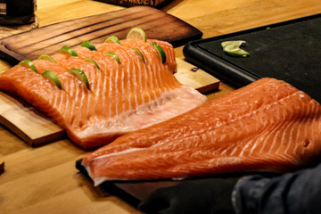 Lachs von der Zedernplanke mit Blattspinat und Feta