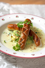 Gebratene Kalbsbratwürste an Wirsinggemüse mit Chili