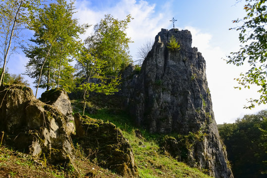 Bilsteinfelssen Warstein Sauerland Naturpark Arnsberger Wald Deutschland Naturschutz Wildpark Kalkstein Kreuz Wandern Tropfsteinh&ouml;hle Wald Wildschwein Luchs Hirsch Toursimus Attraktion Beilsteintal 