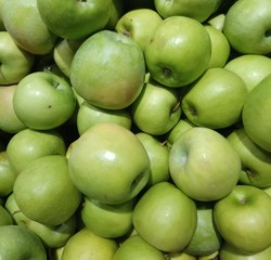 fresh and beautiful green apples lie on the table