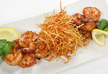 Grilled tiger prawn with Pai potatoes, garnished with lemon and parsley leaves