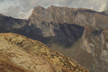 Markante Bergrücken über Splügen (Schollenhorn und Lammela)