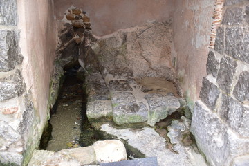 Antico lavatoio in pietra della città di Cefalù, Palermo,. Sicilia