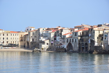 Fototapeta na wymiar veduta della spiaggia nella città di Cefalù, Palermo. Sicilia
