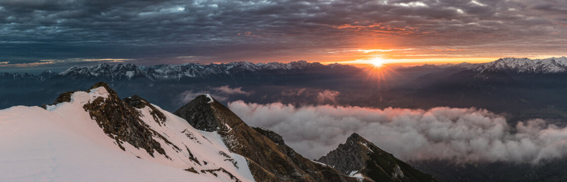 Sonnenauf- bzw. Unterg&auml;nge in Tirol
