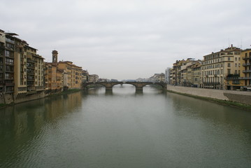 Fototapeta na wymiar Florence/Italy - 10.0.2012: view of the Ponte Vecchio