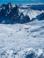 Fototapeta na wymiar Ski slop with ski cake at Zugspitze, Germany