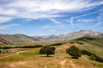 Fototapeta na wymiar beautiful panorama of the Plain of Castelluccio of Norcia, Umbria,italy.