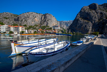 Obraz premium Omis. Old fishing harbor on a sunny day.