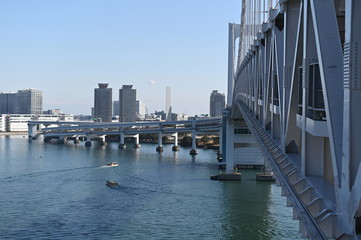 ２０２０年東京オリンピックの年の東京の風景　澄んだ青空と１月の東京湾を行き交う船