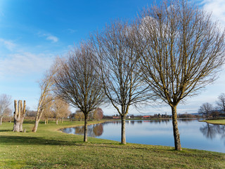 Au bord du lac de Lapeyrouse dans le Puy-de-Dôme entouré de prairie verdoyante et arborée 