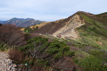 晩秋の那須岳（茶臼岳、朝日岳、三本槍岳）の登山道
