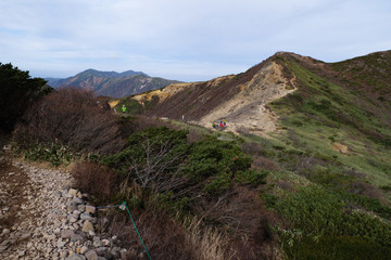 晩秋の那須岳（茶臼岳、朝日岳、三本槍岳）の登山道