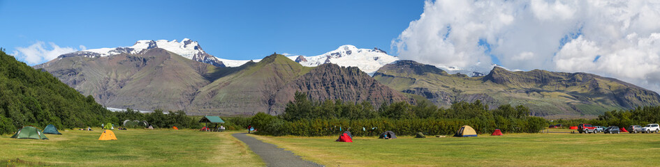 Camping en bas de montagnes en Islande