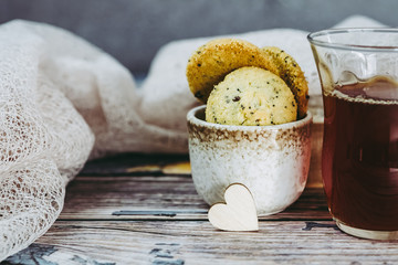 Tasse de thé et biscuits cannelle, coeur en bois symbole de l'amour