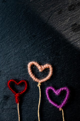 Trois coeurs sur un fond ardoise noir