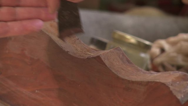 Wurml&ouml;cher streichen