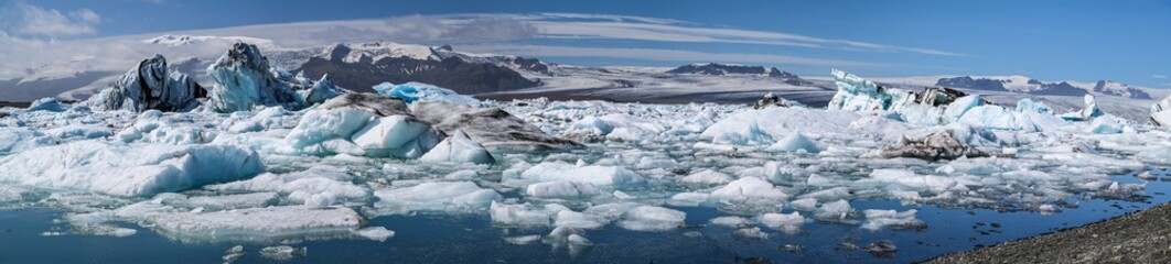 Panorama d'un glacier et icebergs en Islande