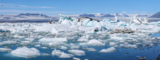 Morceaux de glace dans la lagon Jokulsarlon en Islande - 318613665