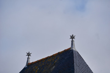 Toit en ardoises et décoration en zinc .