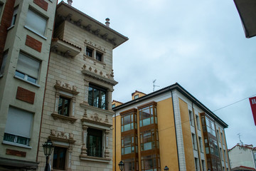 Edificios y bloques de pisos en un día nublado de Burgos, España.