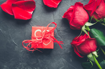 Red roses with gift box