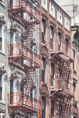 Fototapety  Manhattan stare budynki mieszkalne z wyjściami przeciwpożarowymi, zastosowane tonowanie kolorów, Nowy Jork, USA.
