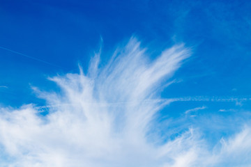 blauer Himmel mit einigen interessanten Wolken