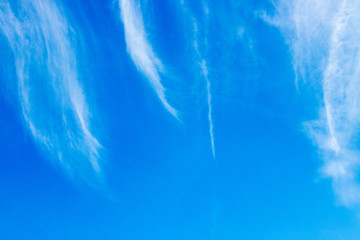 Fototapeta na wymiar blauer Himmel mit einigen Wolken als Streifen