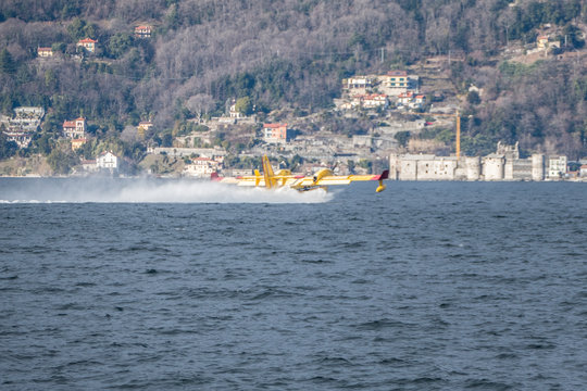 Canadair collects water from Lake Maggiore to put out a fire