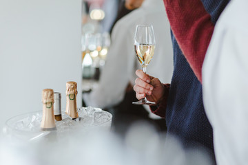 Avoir un verre de champagne à la main