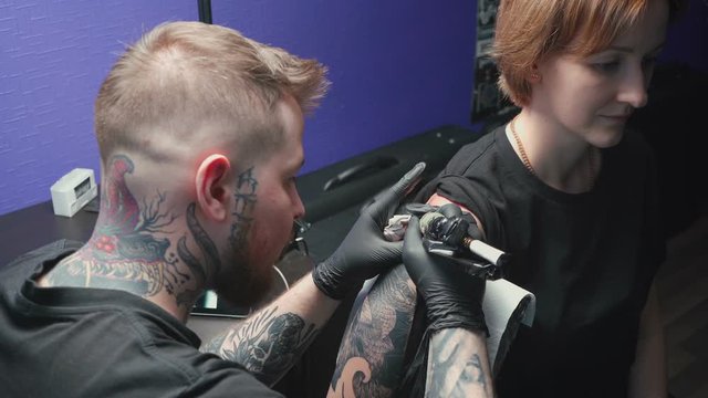 Video of young master getting tattoo of snake in salon