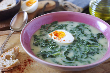 Spinach cream soup with egg, bread and olive oil - 318636291