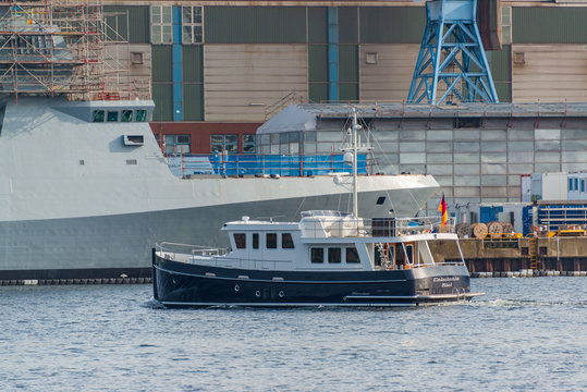 Kieler Hafen auf dem Ostufer die Werftanlagen mit Marineschiffbau