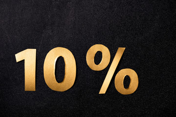 top view of golden 10 percent signs on black background - obrazy, fototapety, plakaty