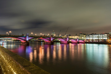 Fototapeta na wymiar Southwark bridge