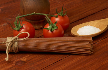 Volkornpasta mit Tomaten und Salz gebunden