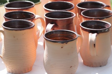 handgemachte braune Keramikbecher aus Steinzeug