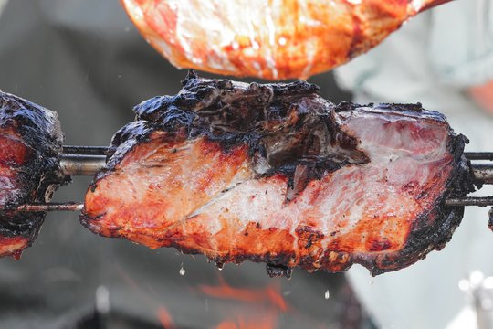 Spie&szlig;braten gart auf dem Drehspie&szlig;